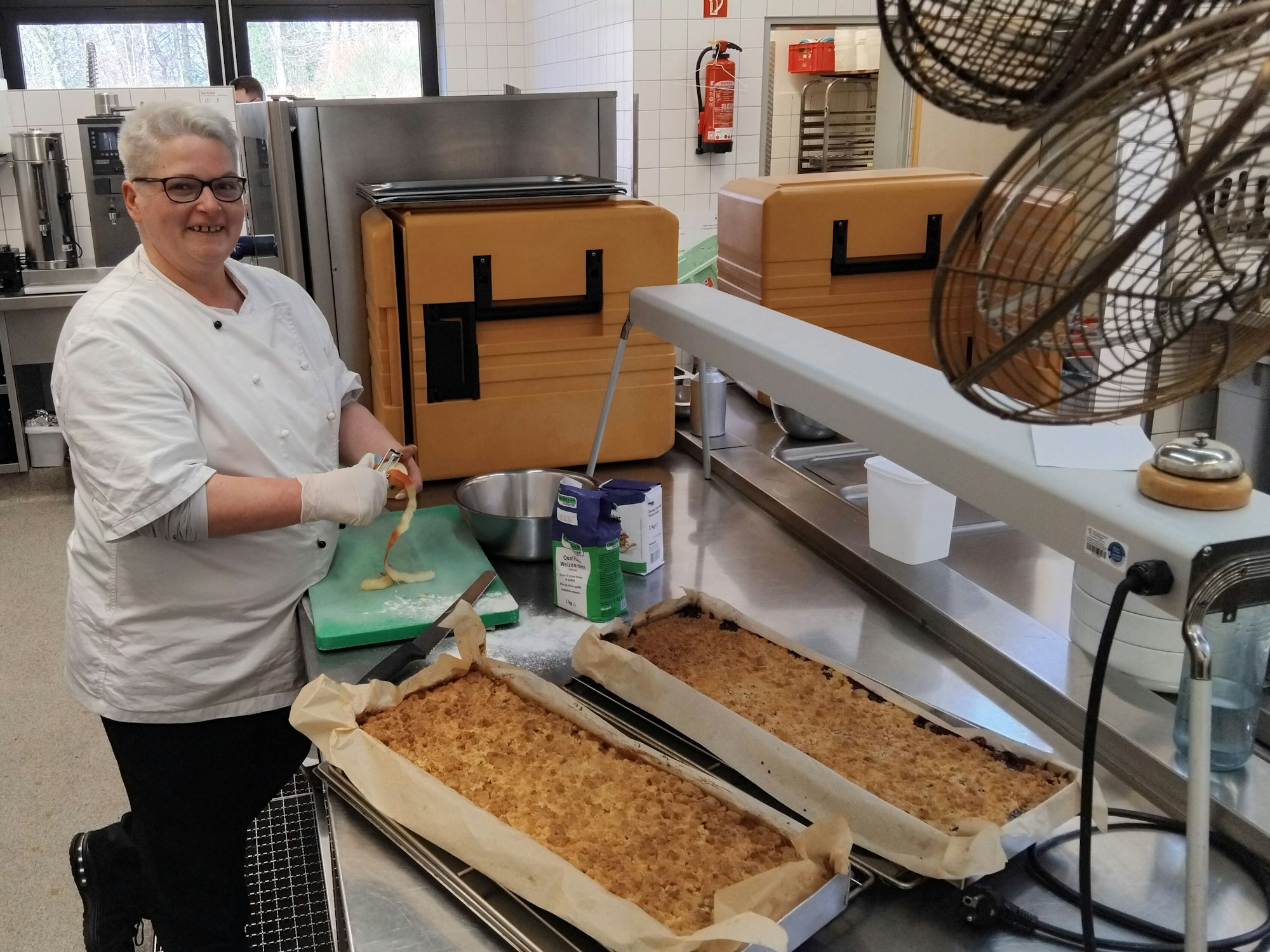 Den Kirschstreusel hat Küchenhilfskraft Myriam Siegel-Meyer gebacken.