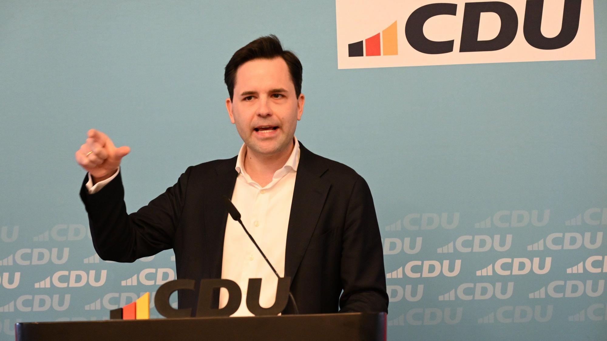 Gastredner Johannes Winkel, JU-Bundesvorsitzender, spricht beim Politischen Aschermittwoch der CDU Rhein-Berg.