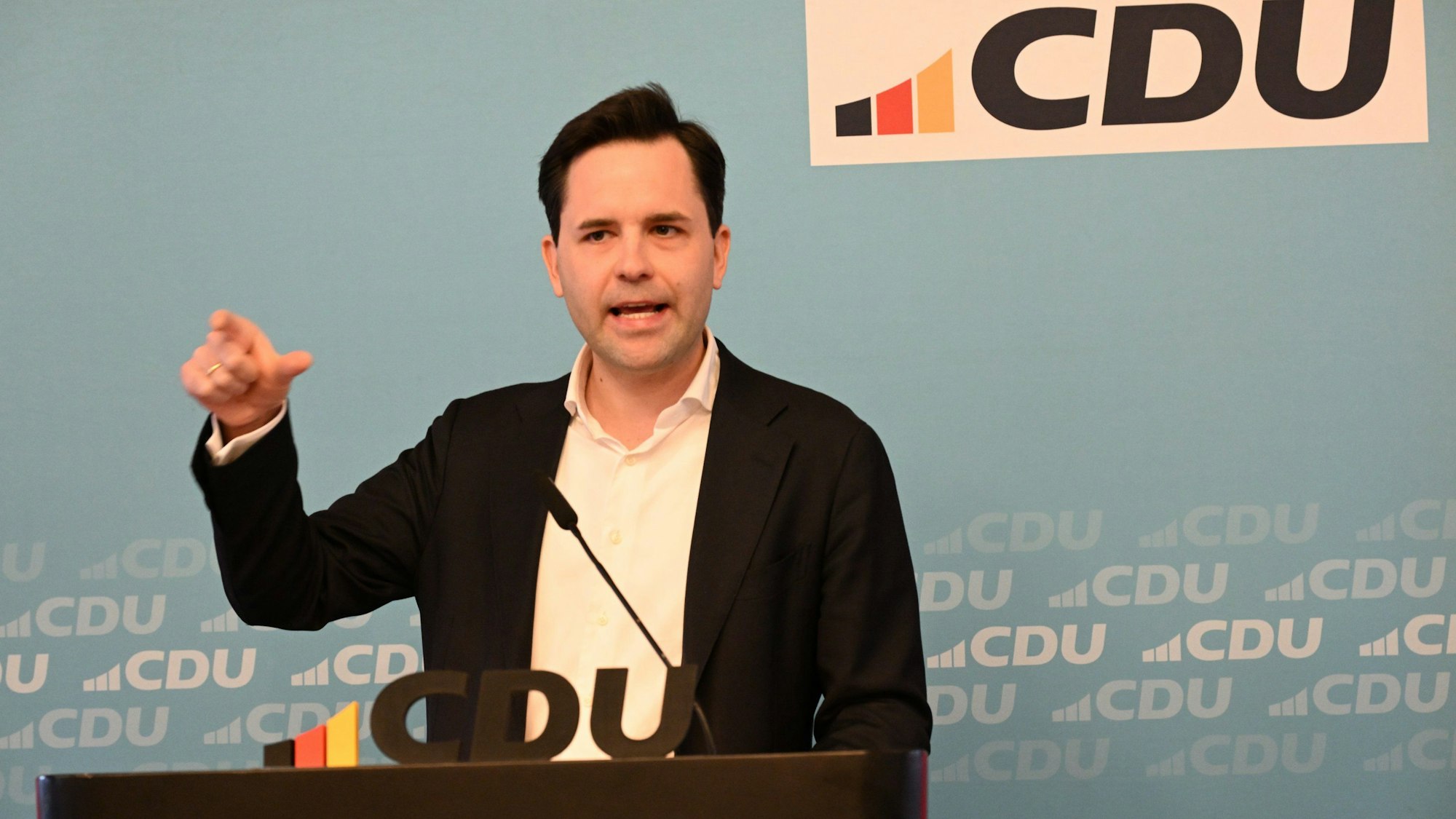 Gastredner Johannes Winkel, JU-Bundesvorsitzender, spricht beim Politischen Aschermittwoch der CDU Rhein-Berg.