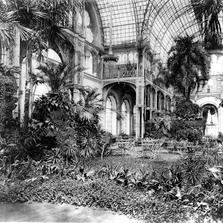 Der Glaspalast (um 1890) wurde üppig bepflanzt und war zugleich Veranstaltungsort. Später wurde das Konzept geändert.