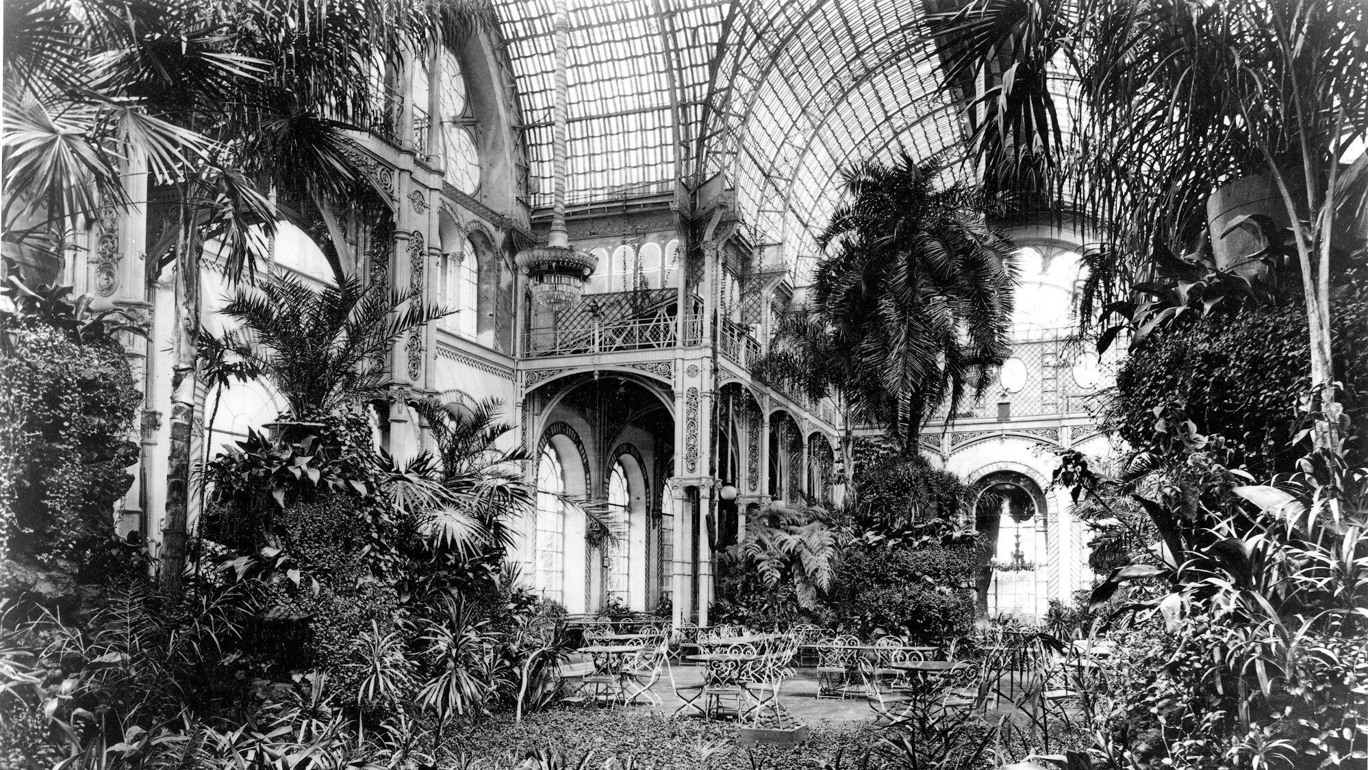 Der Glaspalast (um 1890) wurde üppig bepflanzt und war zugleich Veranstaltungsort. Später wurde das Konzept geändert.