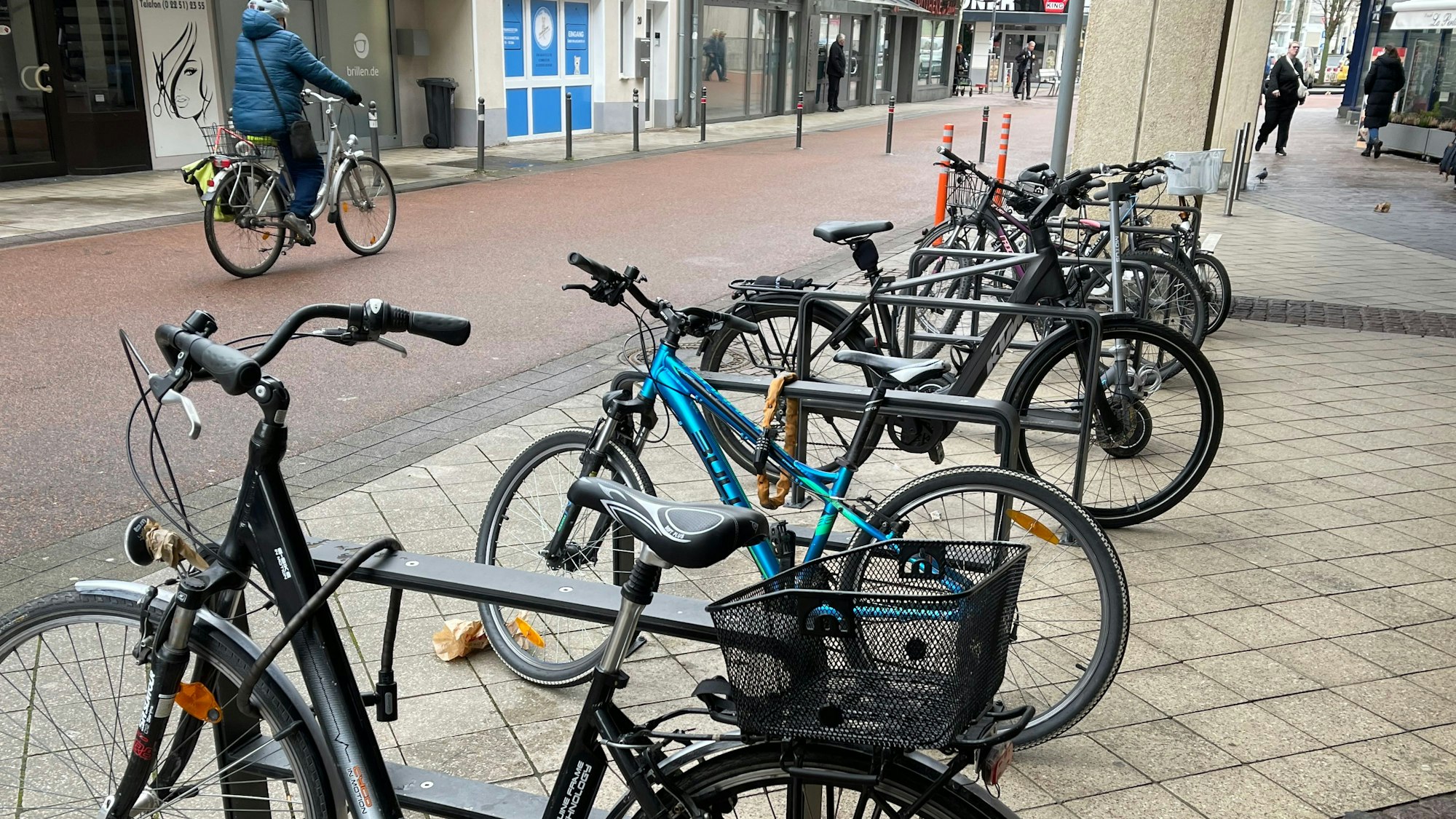 Das Bild zeigt eine Reihe von Anlehnbügeln mit angeschlossenen Rädern.