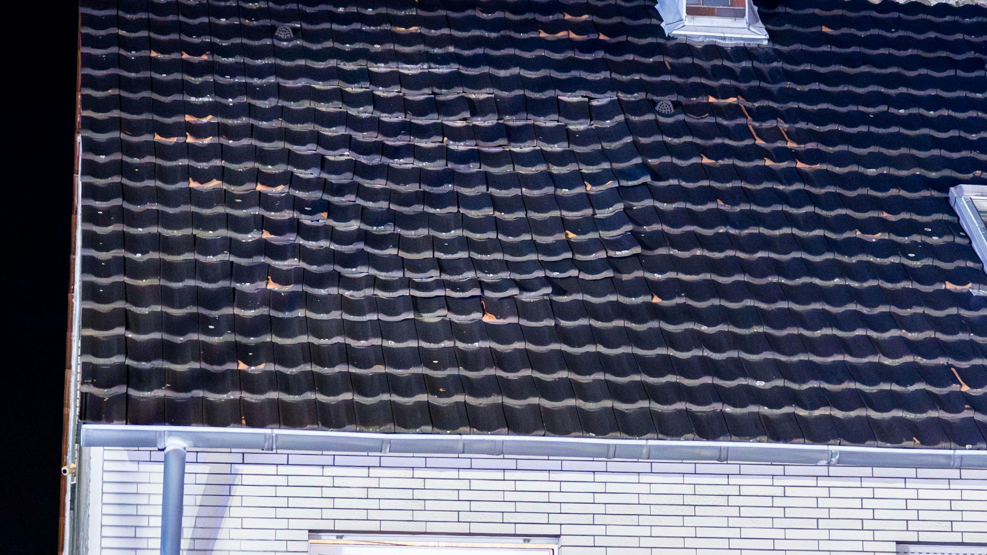 Das Bild zeigt den Dachstuhl nach der Verpuffung. Auf einer etwa neun Quadratmeter großen Fläche ist eine Verformung zu erkennen.