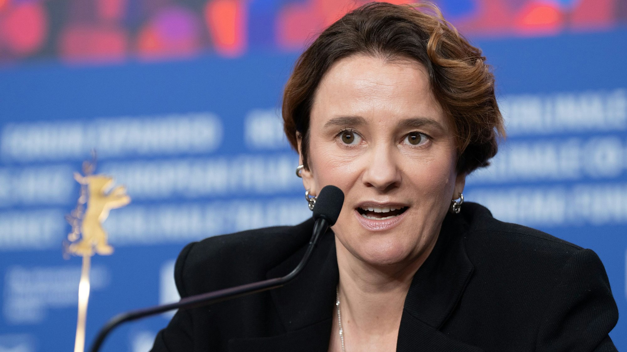 Die Regisseurin Eva Trobisch spricht während der Pressekonferenz zum Film „Etwas ganz Besonderes (Home Stories)“.