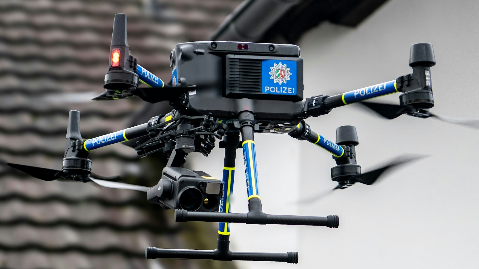 Das Bild zeigt die neue Polizei-Drohne im Flug.