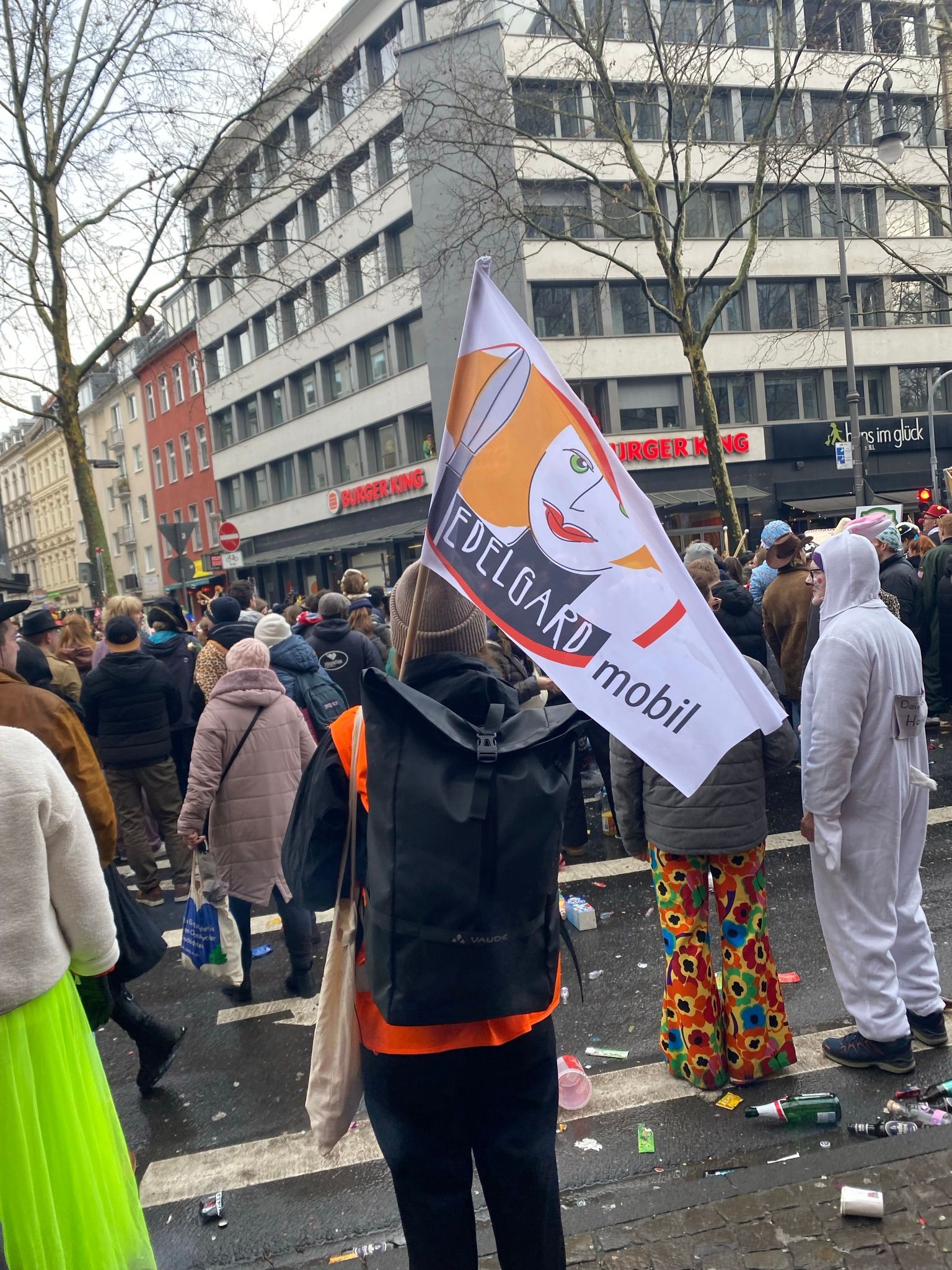 Mobile Edelgard-Helfer beim Straßenkarneval