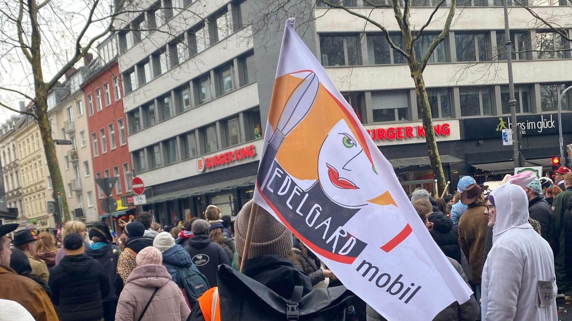 Mobile Edelgard-Helfer beim Straßenkarneval
