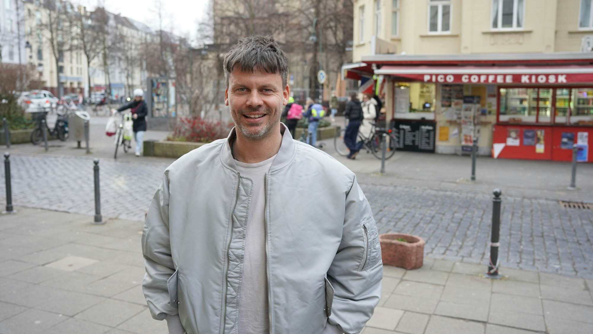 Dari war früher Fußballspieler bei Fortuna Köln und ist nun ein gefragter Musiker. Zuhause ist er im Kölner Agnesviertel.