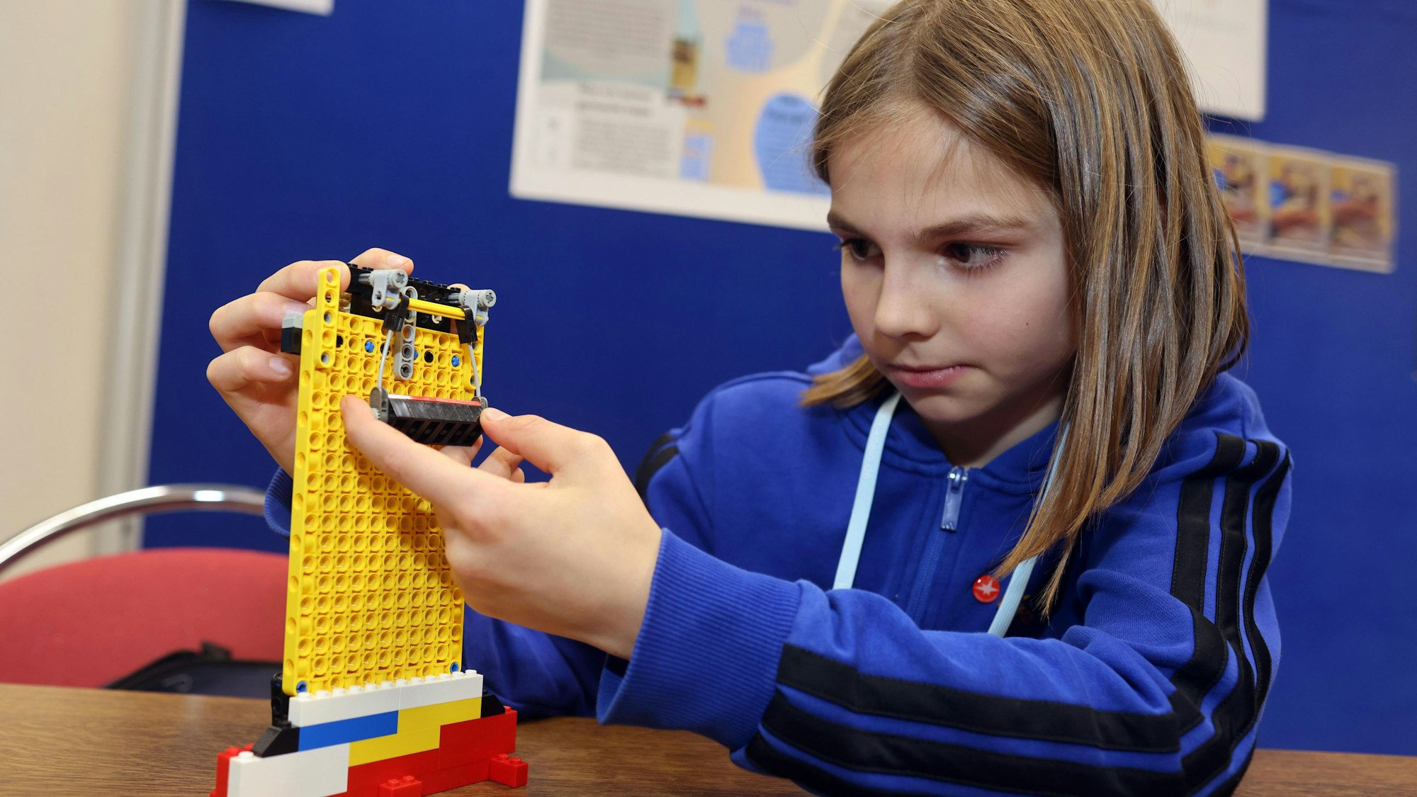 Bruno Bächer mit einer Lego-Konstruktion