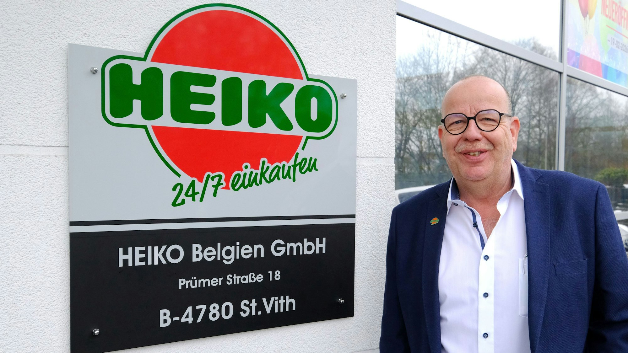 Geschäftsführer Oliver Hofrath neben dem Firmenschild am Eingang.