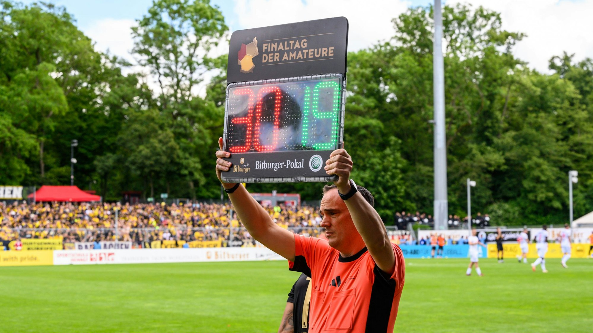 Das Bild zeigten einen Schiedsrichter, der eine Tafel in die Höhe hält.