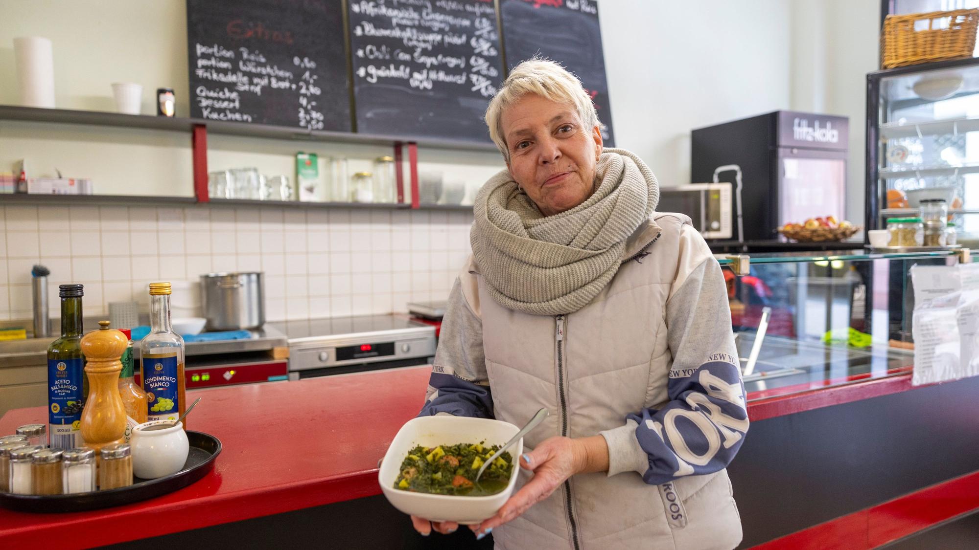 Grünkohl mit Mettwurst serviert Nicole Giesa in der Suppenbar in Köln.