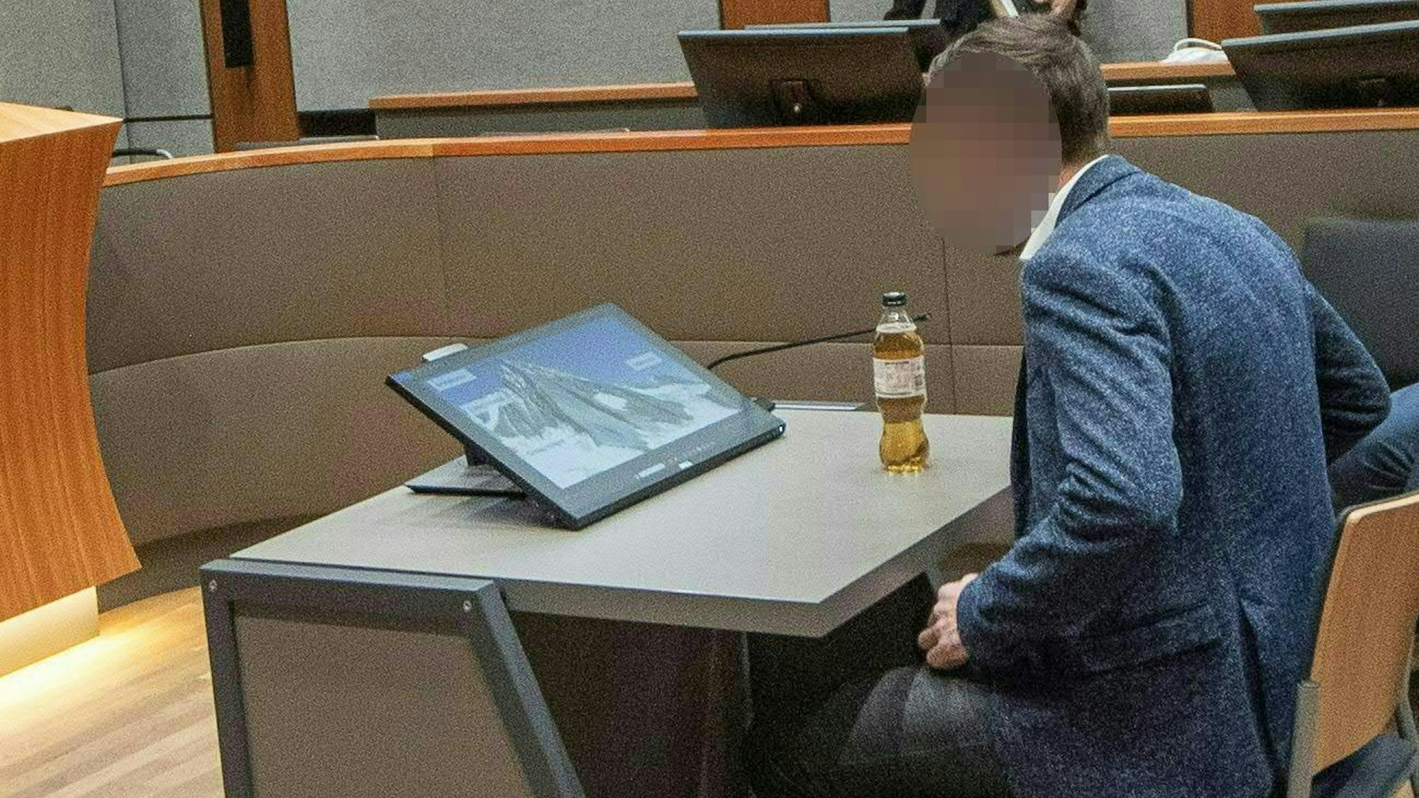 Der Angeklagte sitzt im Saal im Prozess wegen grob fahrlässiger Tötung, nachdem seine Freundin im Jänner 2025 am Großglockner erfroren war. (Archivbild)