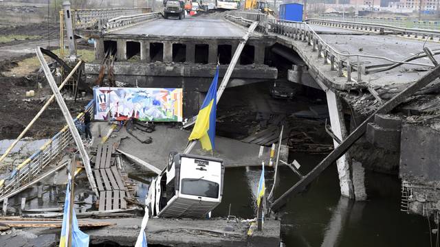 22.04.2022, Ukraine, Irpin: Die Brücke zwischen Irpin und Kiew am 22. April 2022. Die ukrainische Armee hatte die Brücke gesprengt, um zu verhindern, dass russische Panzer auf diesem Weg vorankommen. Foto: Jussi Nukari/Lehtikuva/dpa +++ dpa-Bildfunk +++
