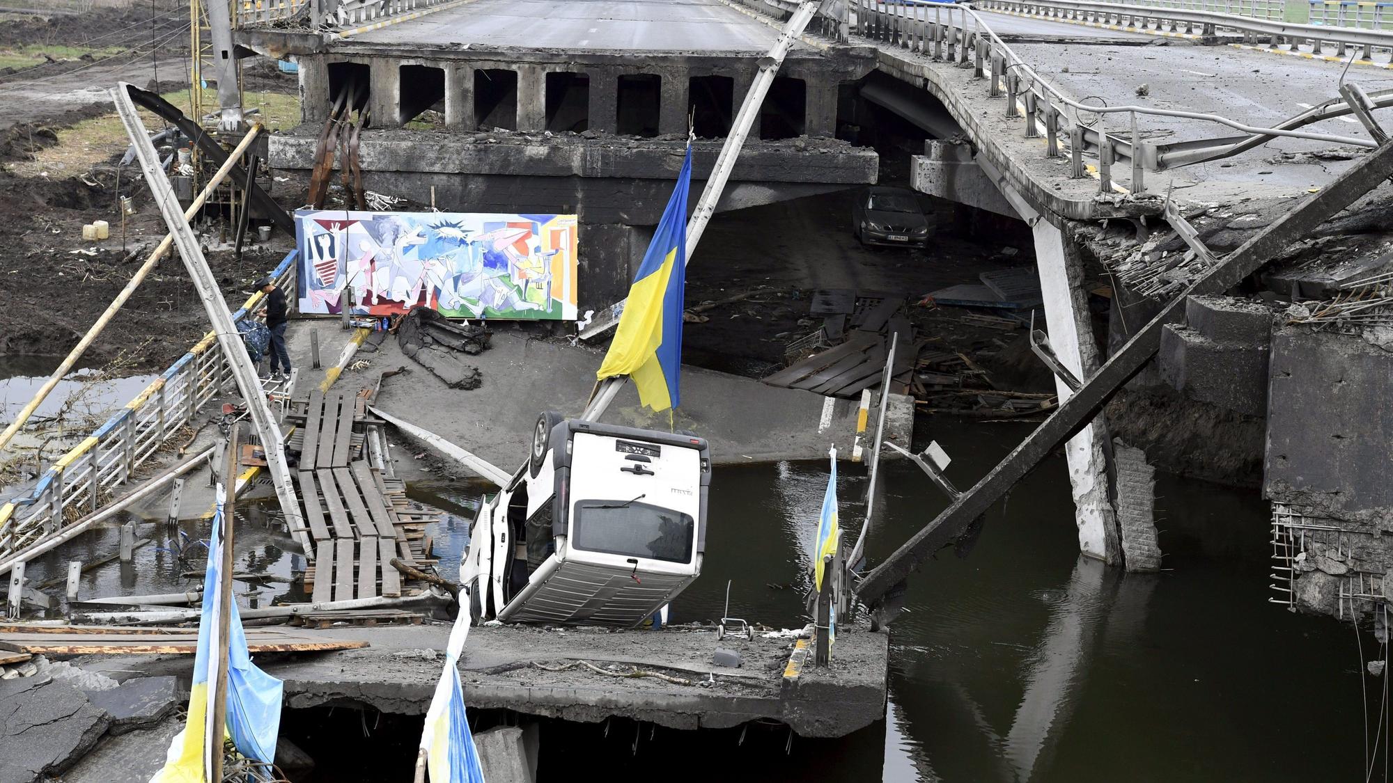 22.04.2022, Ukraine, Irpin: Die Brücke zwischen Irpin und Kiew am 22. April 2022. Die ukrainische Armee hatte die Brücke gesprengt, um zu verhindern, dass russische Panzer auf diesem Weg vorankommen. Foto: Jussi Nukari/Lehtikuva/dpa +++ dpa-Bildfunk +++