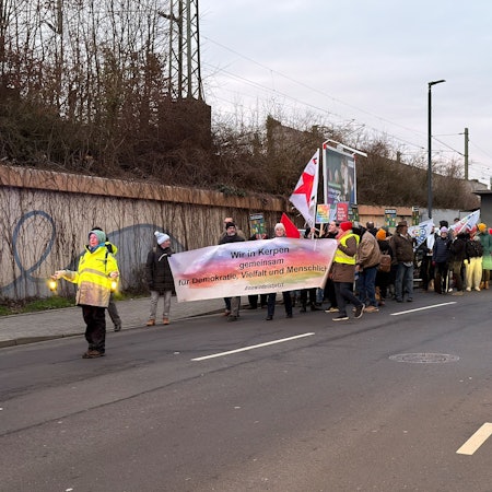 Rund 200 Bürgerinnen und Bürger demonstrierten in Kerpen-Horrem gegen einen AfD-Stammtisch.