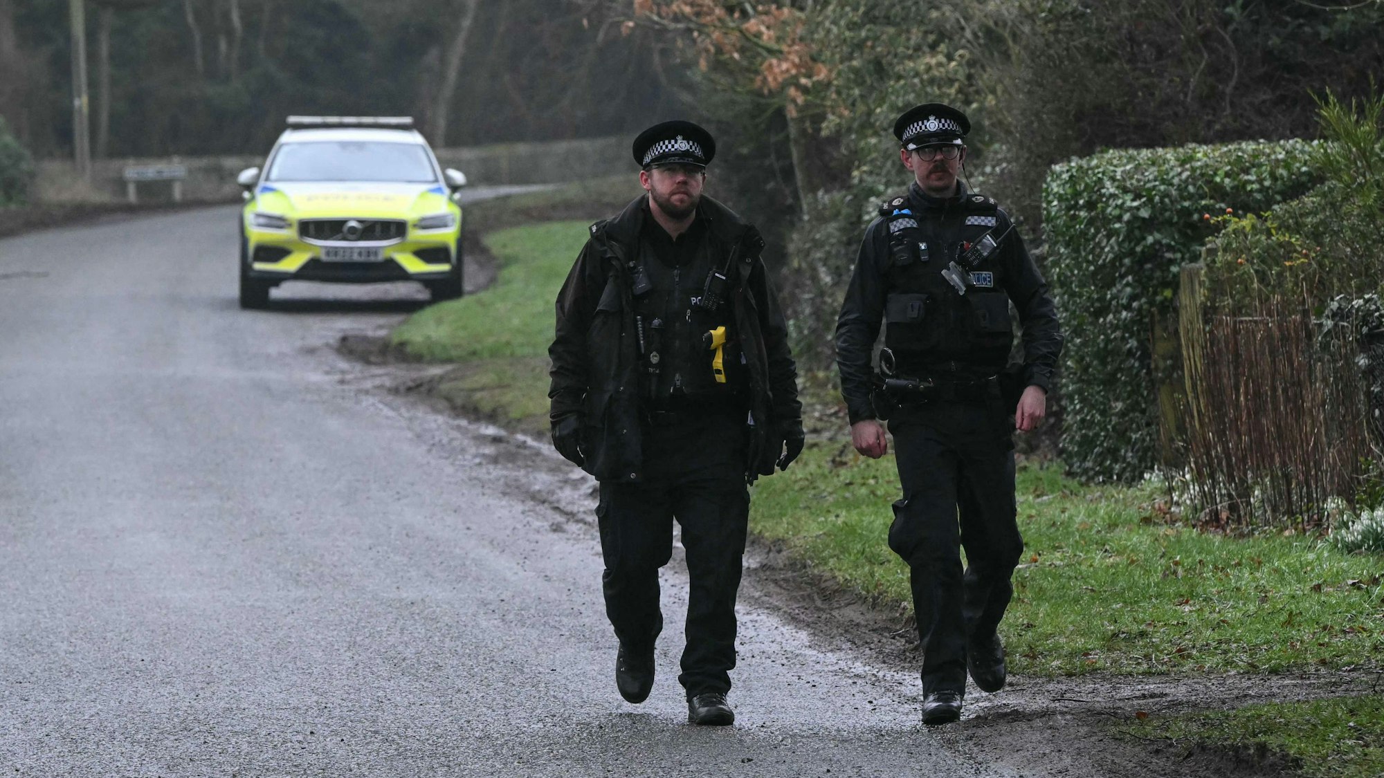 Polizisten am Eingang von Wood Farm auf dem königlichen Anwesen Sandringham in Norfolk am 19. Februar 2026. Dort war Andrew Mountbatten-Windsor zuvor unter dem Verdacht des Fehlverhaltens in einem öffentlichen Amt festgenommen worden.
