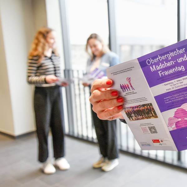 Eine Frau hält einen Flyer-