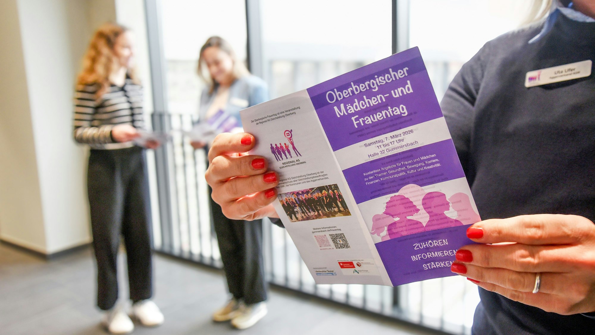Eine Frau hält einen Flyer-