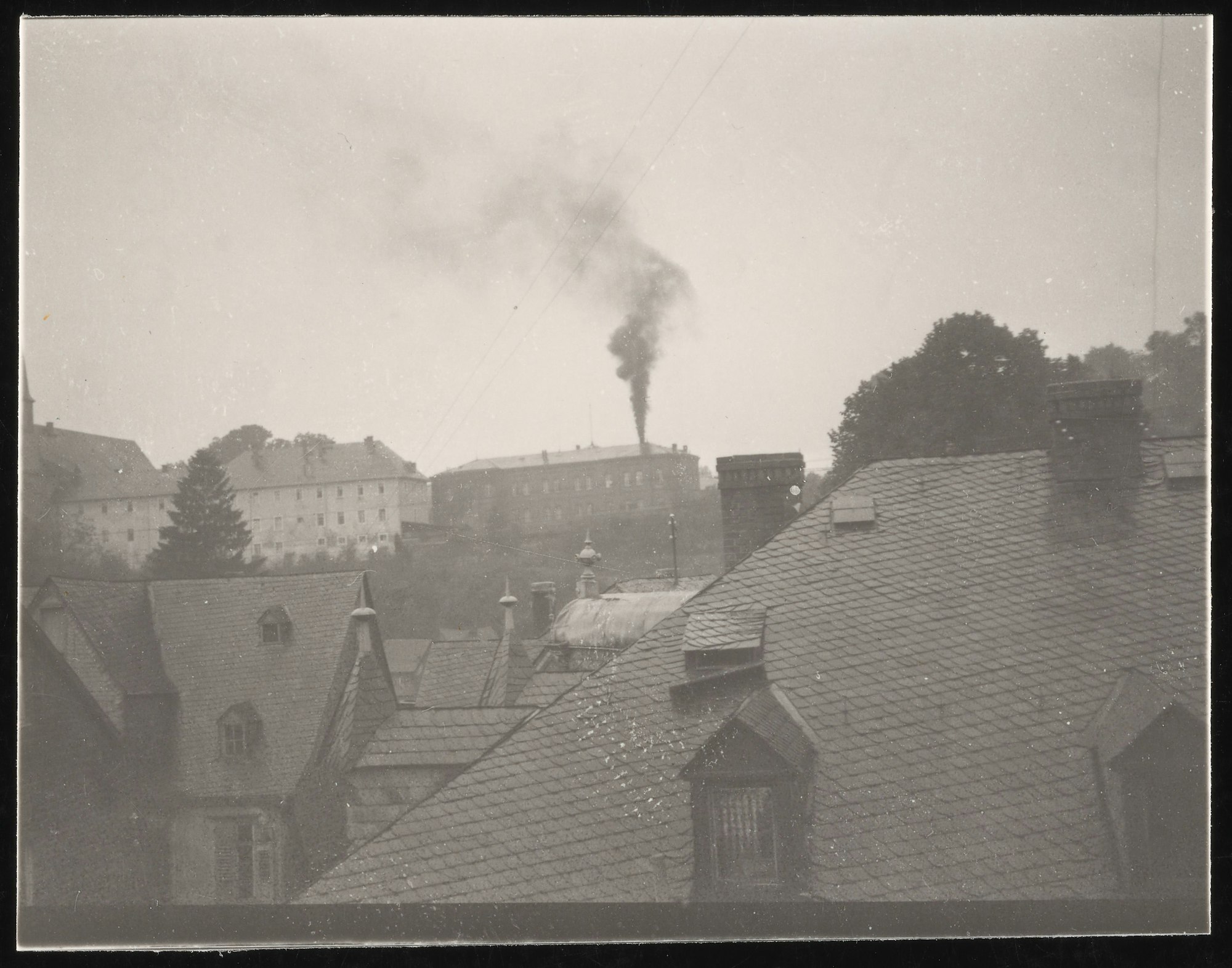 Das Foto zeigt die Rauchfahne des Krematoriums der Tötungsanstalt Hadamar