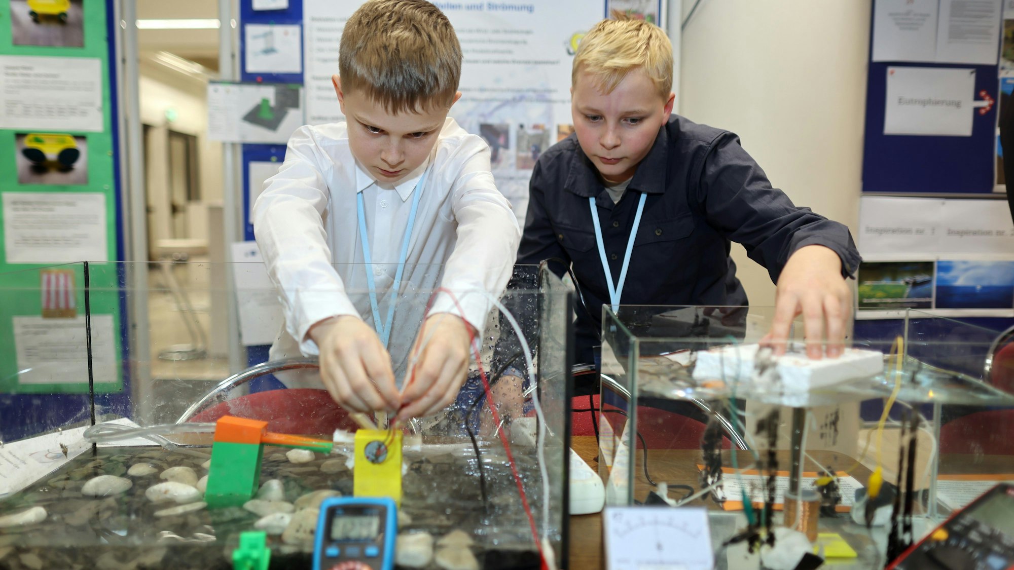 Jugend forscht: Zwei Jungen vor Aquarien