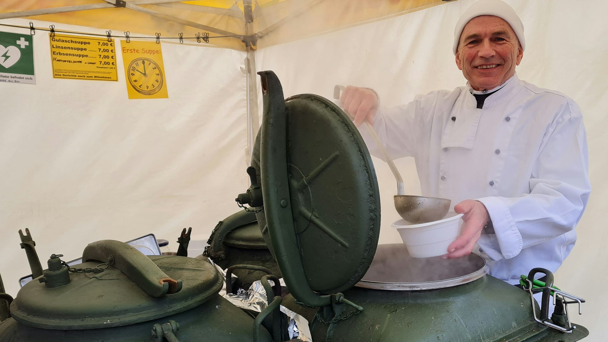 Der Marktkoch Oliver Krause bietet seine Suppen aus der Gulaschkanone auf Wochen- und Flohmärkten an.