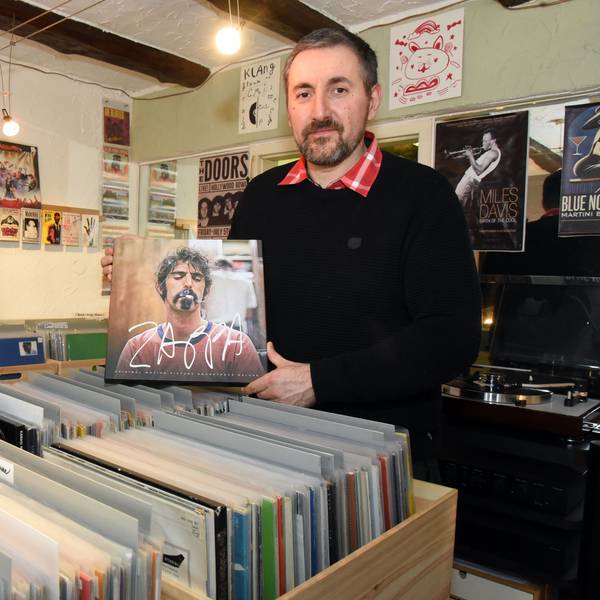 Mit gebrauchtem Vinyl hat sich der Musikliebhaber Zarko Tubin in Waldbröl in die Selbstständigkeit gewagt und dort das Secondhand-Geschäft „Klangraum 33 1/3“ eröffnet.