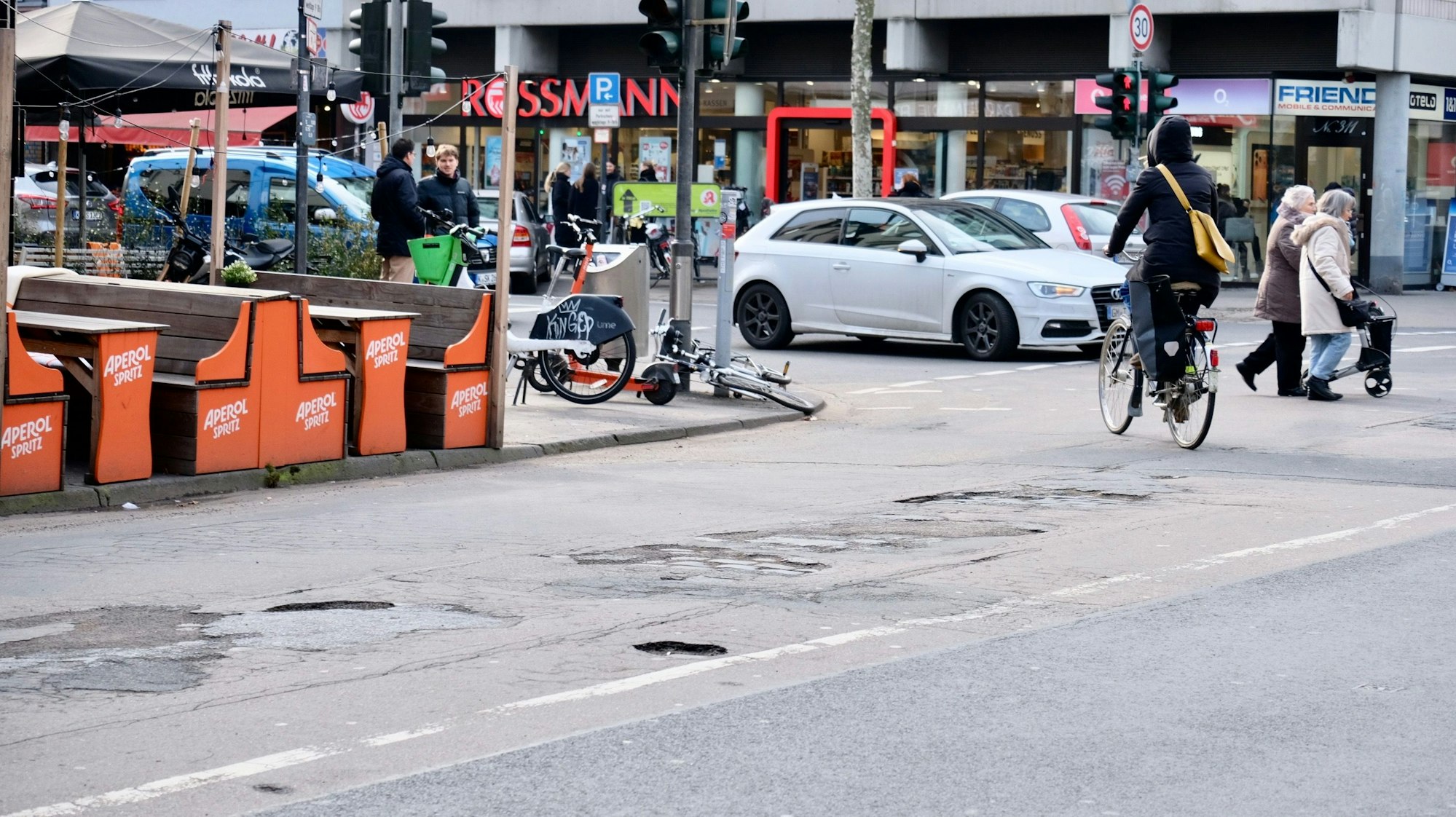 Blick auf eine Kreuzung und eine Asphaltdecke mit Löchern.