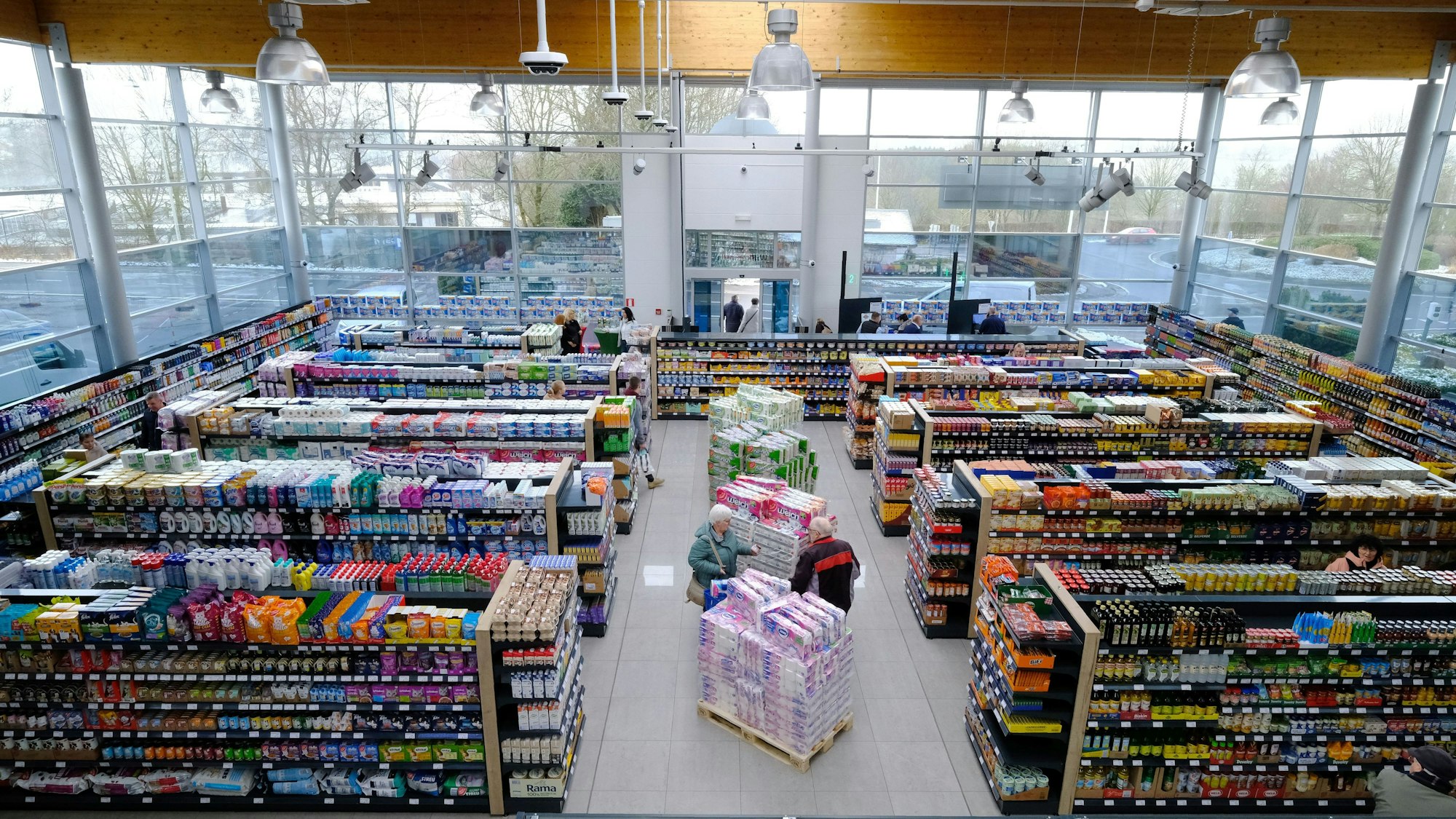 Blick von einer Empore auf die Verkaufsfläche des Supermarkts, der sich im ehemaligen Gebäude eines Autohändlers befindet.