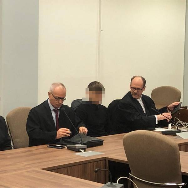Die beiden 22-Jährigen zur Prozesseröffnung im Februar, in der Mitte einer ihrer Verteidiger.