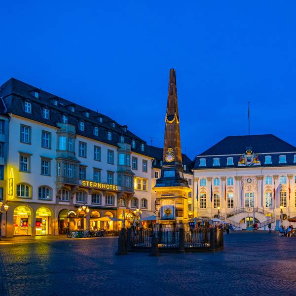 Das Traditions-Kino am Bonner Marktplatz (hier links im Bild) wird laut CineStar geschlossen.
