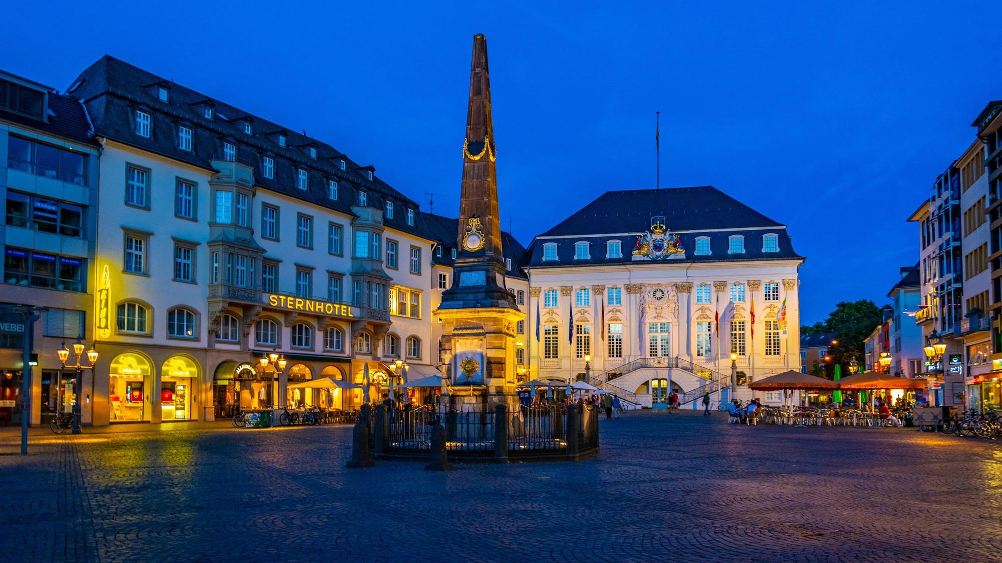 Das Sternkino (hier links im Bild) im direkten Umfeld zum Bonner Rathaus hat eine über 100 Jahre alte Geschichte.