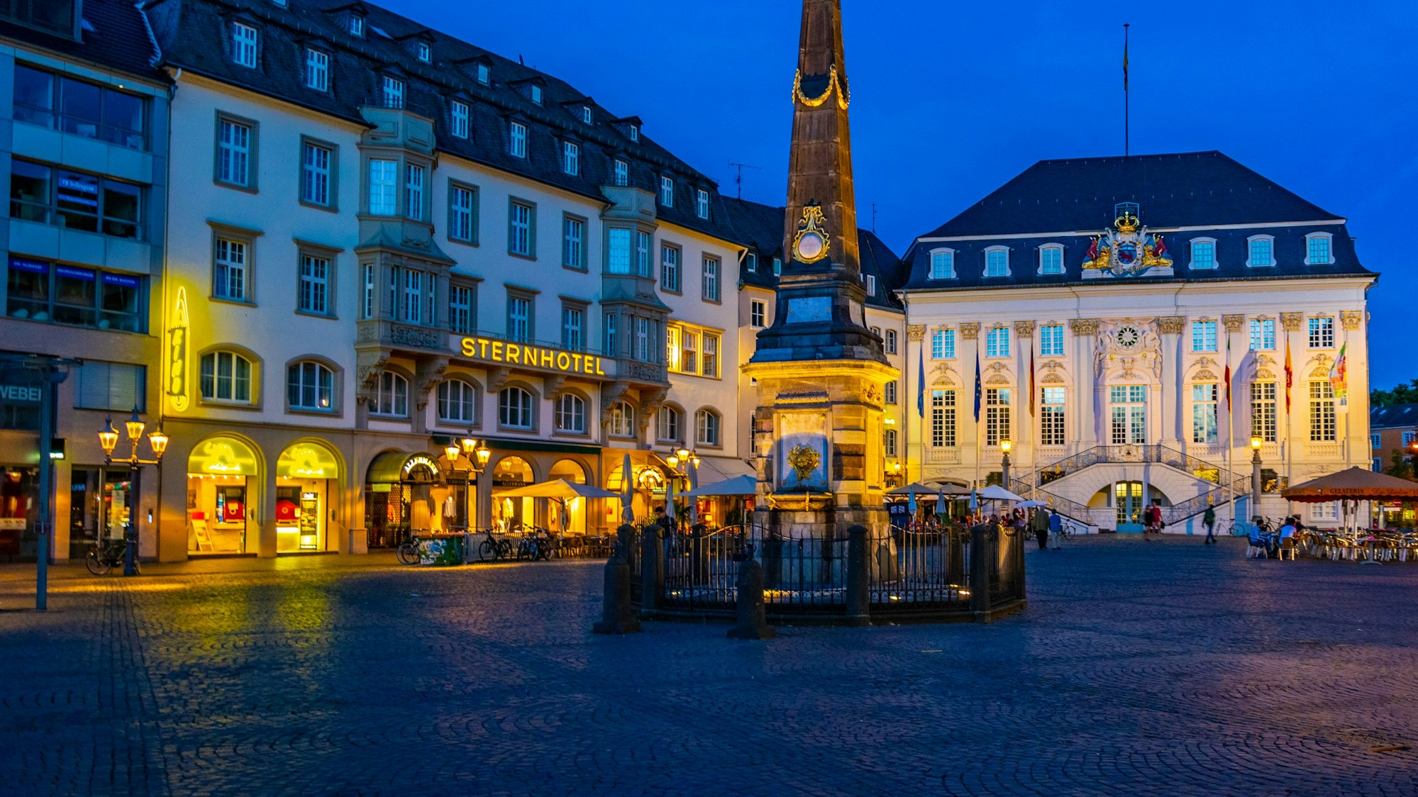 Das Traditions-Kino am Bonner Marktplatz (hier links im Bild) wird laut CineStar geschlossen.