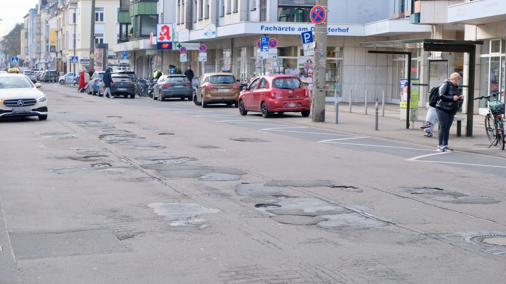 Die mit Schlaglöchern übersäte Berrenrather Straße in Köln