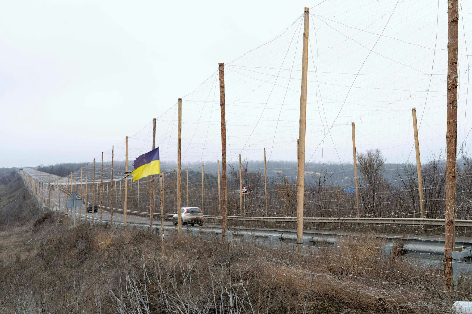 Anti-Drohnen-Netze werden für die Sicherung des ukrainischen Nachschubs selbst Dutzende Kilometer von der Front entfernt immer wichtiger. (Archivbild)