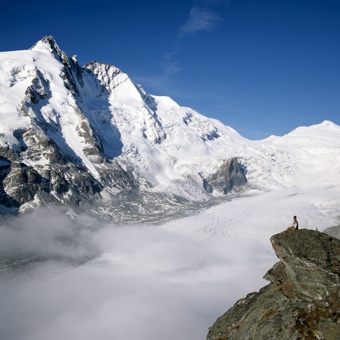 Ein Bergsteiger genießt die Aussicht auf den Großglockner in Kärnten. (Archivbild)