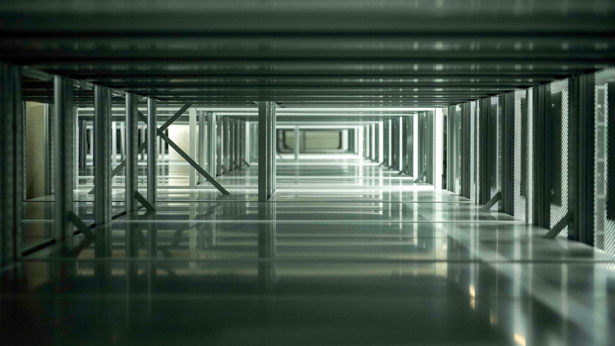 Das Bild zeigt einen Blick durch die Regale des neuen Stadtarchivs.