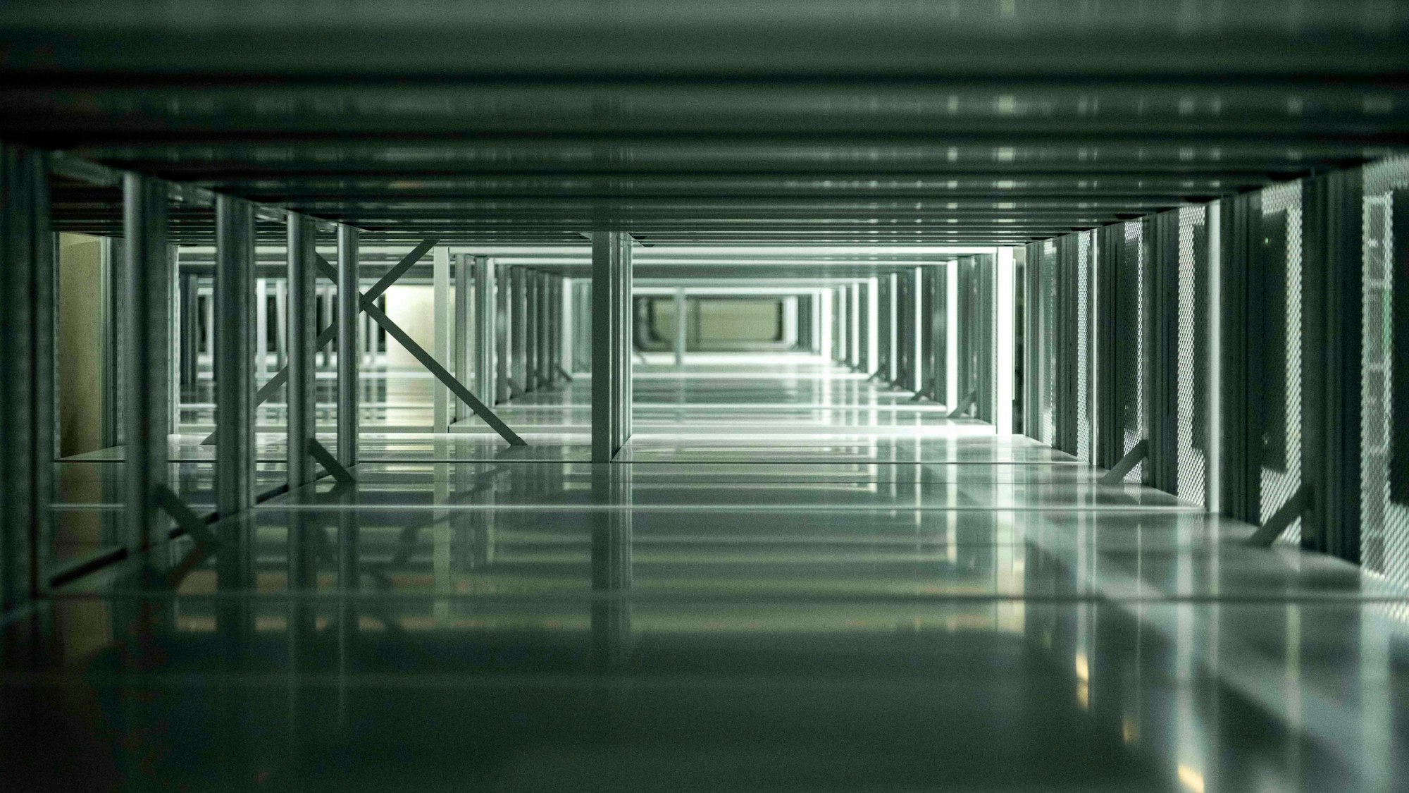 Das Bild zeigt einen Blick durch die Regale des neuen Stadtarchivs.