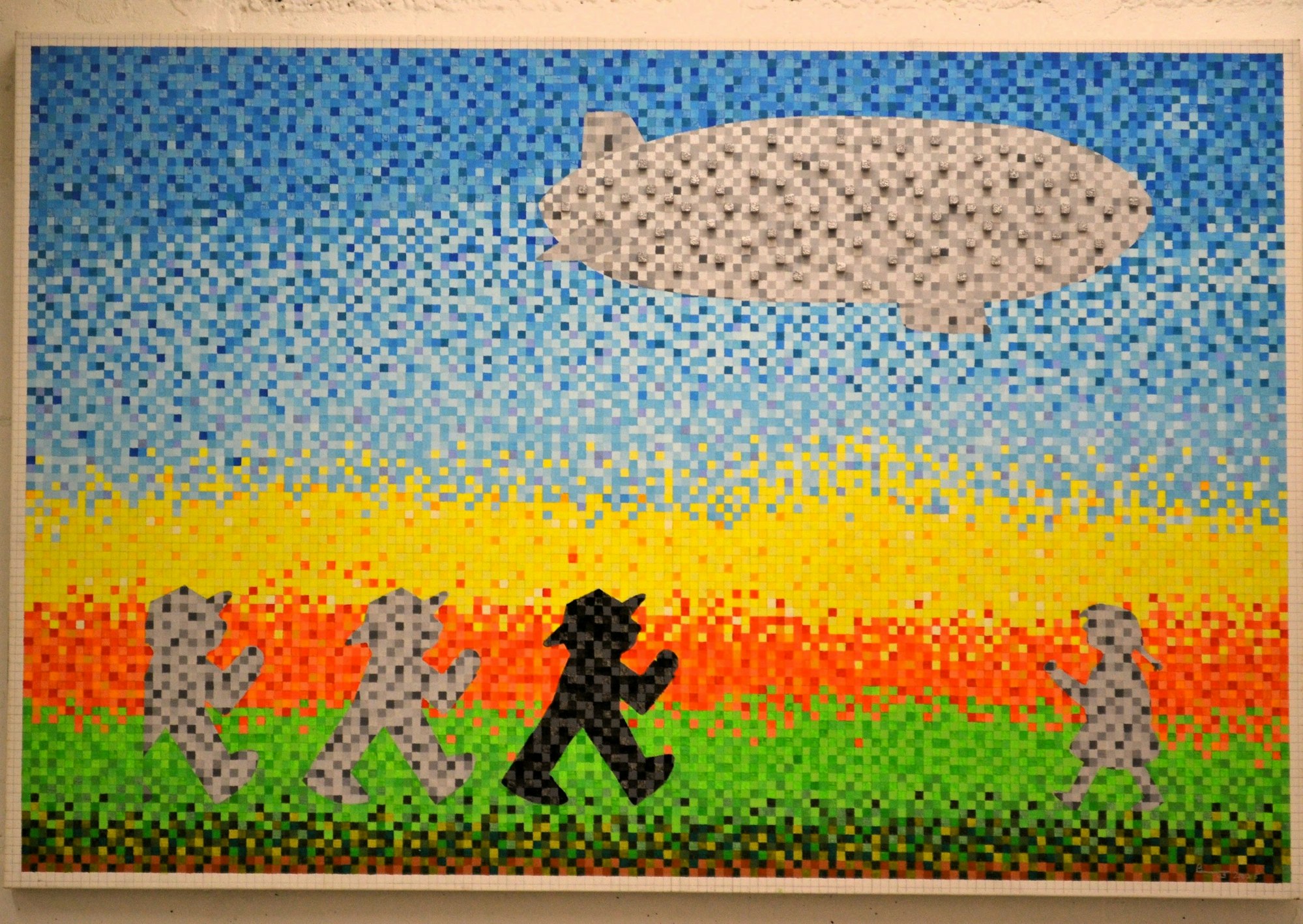 14.000 handgemalte Pixel: Bernhard Schröders Ampelmännchen mit Zeppelin.