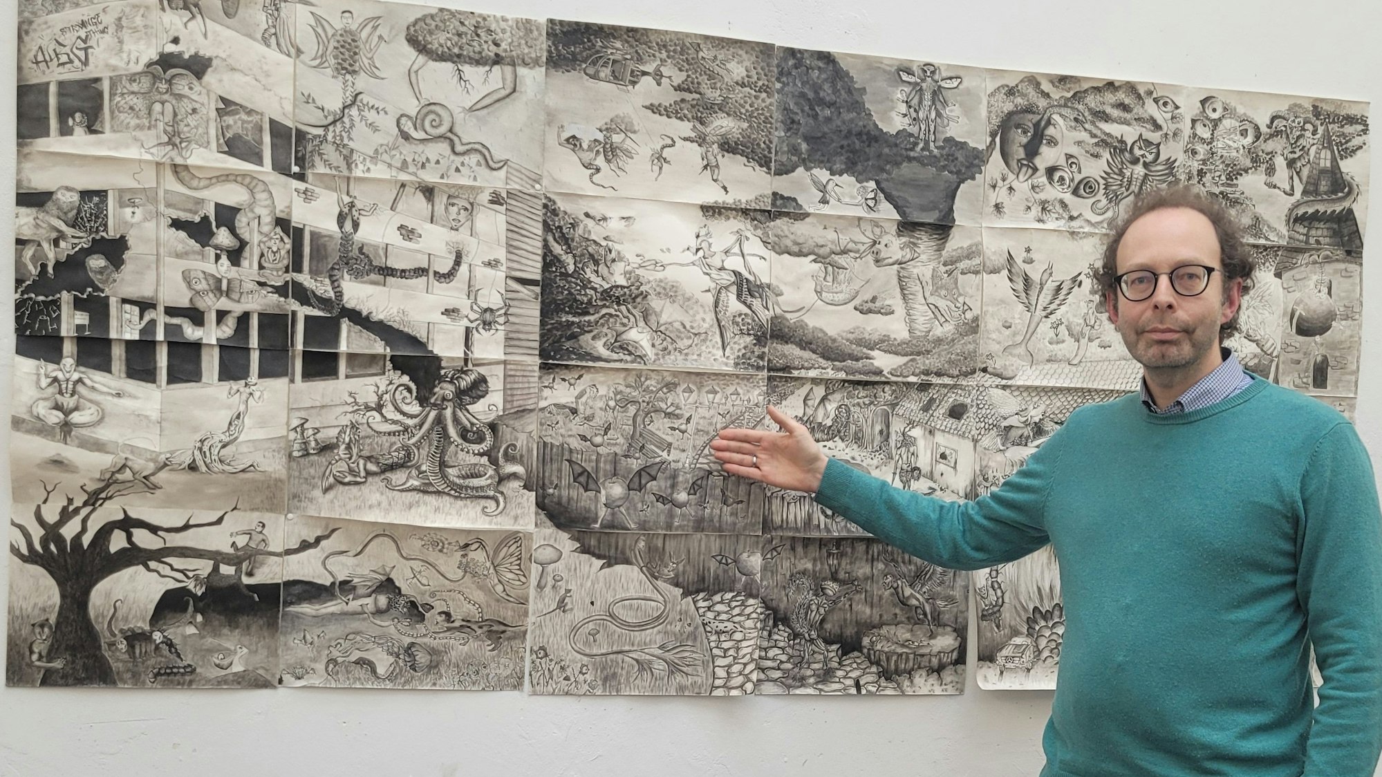 Ein Mann steht vor einem großformatigen Bild.