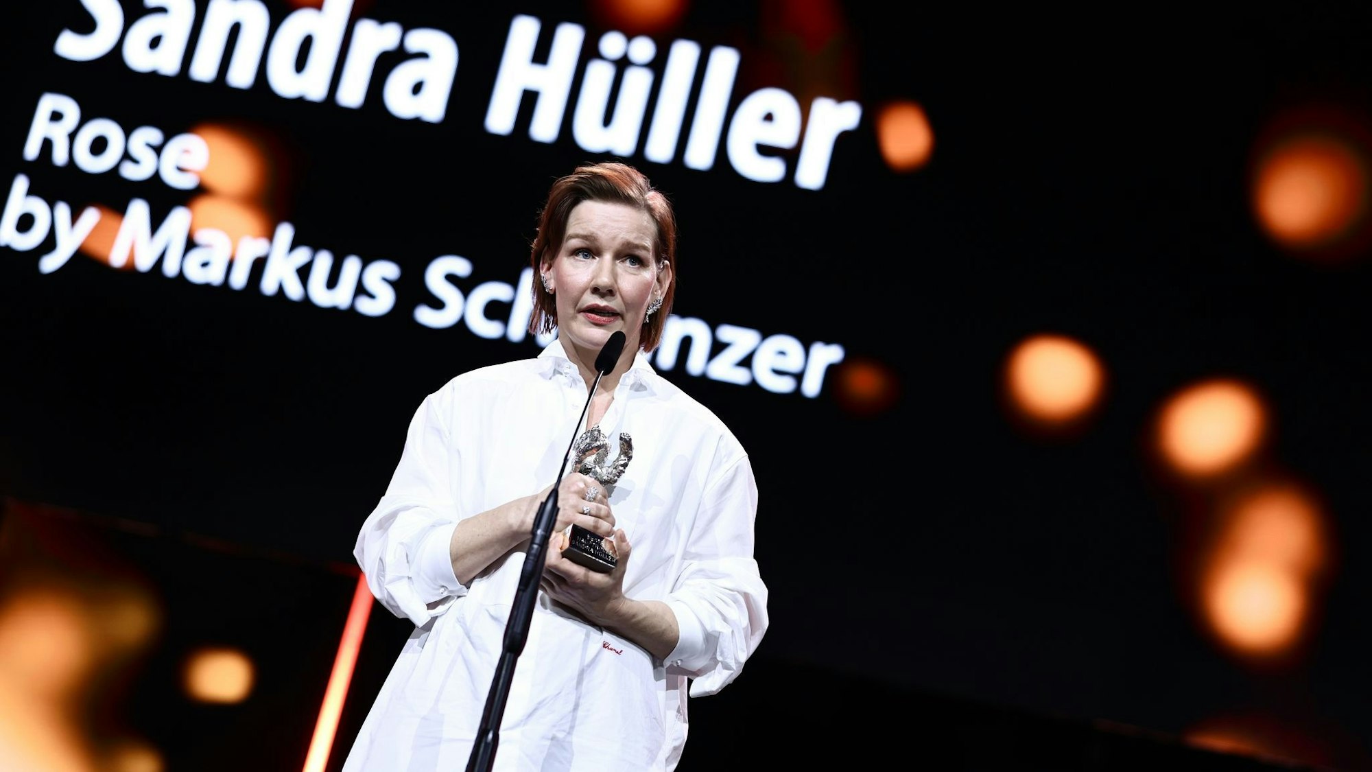 Sandra Hüller nimmt den Silbernen Bären entgegen.