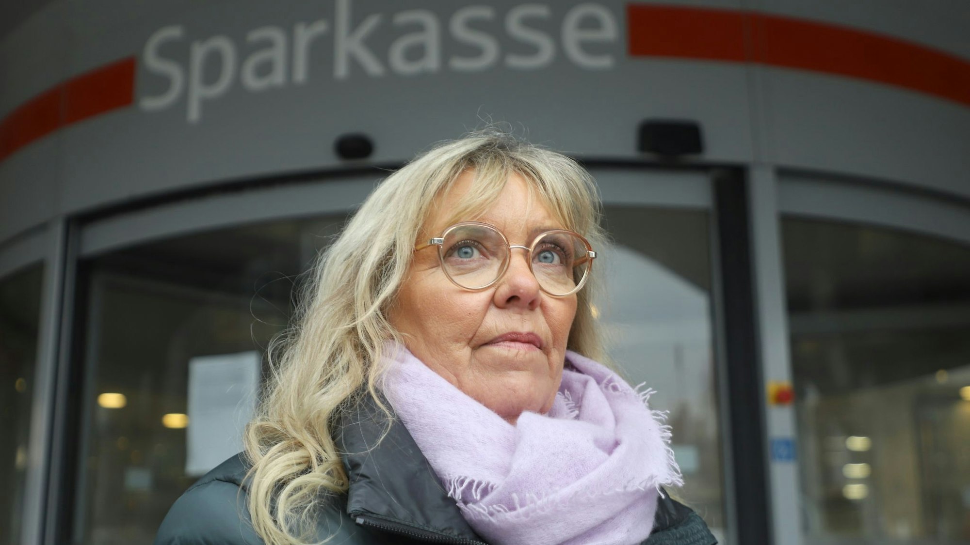 Astrid Kaiser hatte ein Schließfach in der Gelsenkirchener Sparkasse. Jetzt fühlt sie sich doppelt betroffen.