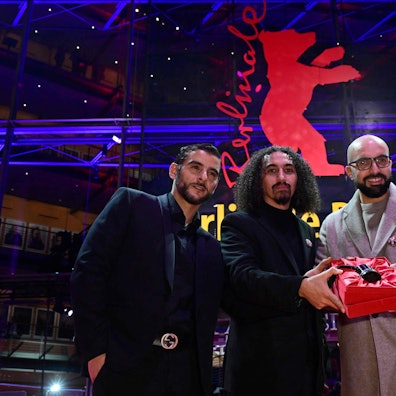 Abdallah Alkhatib, zweiter von links, wurde in seiner Siegesrede politisch.