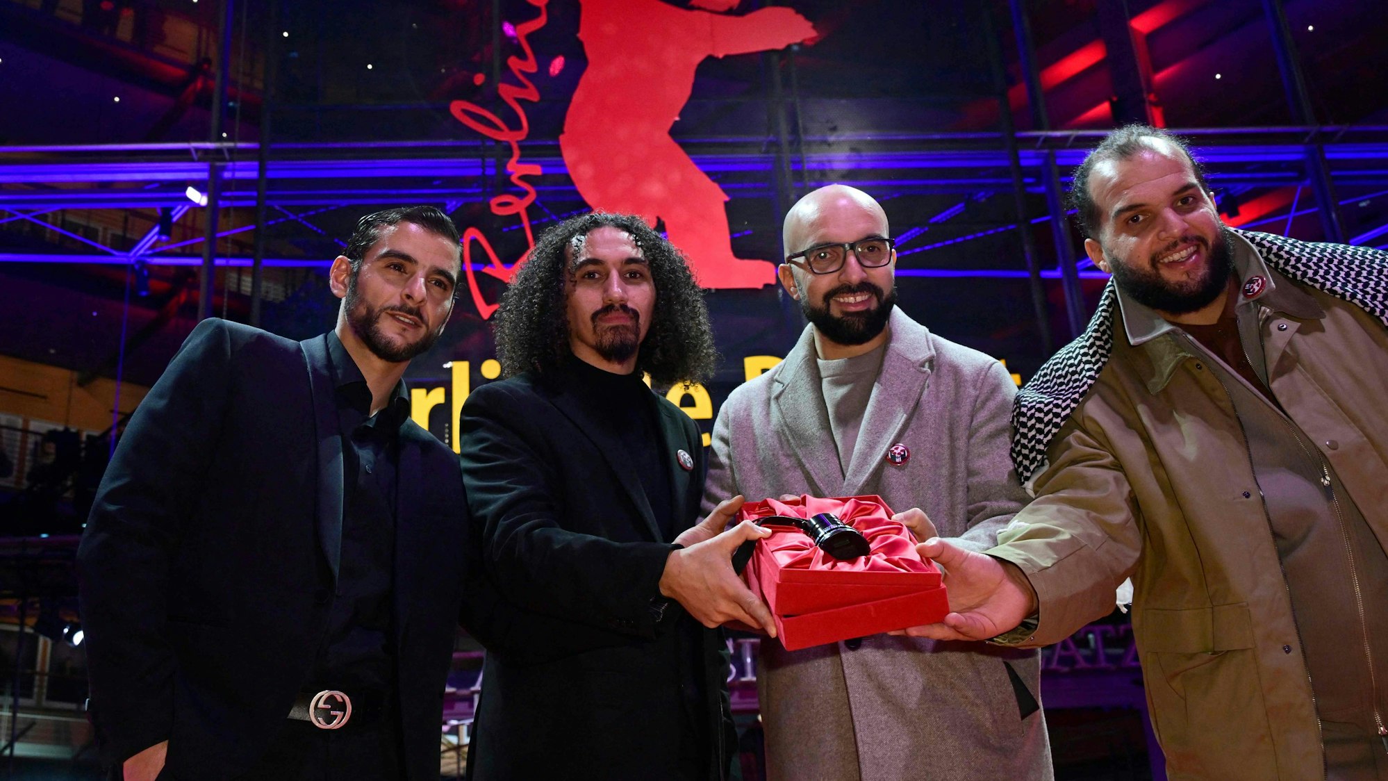 Abdallah Alkhatib, zweiter von links, wurde in seiner Siegesrede politisch.