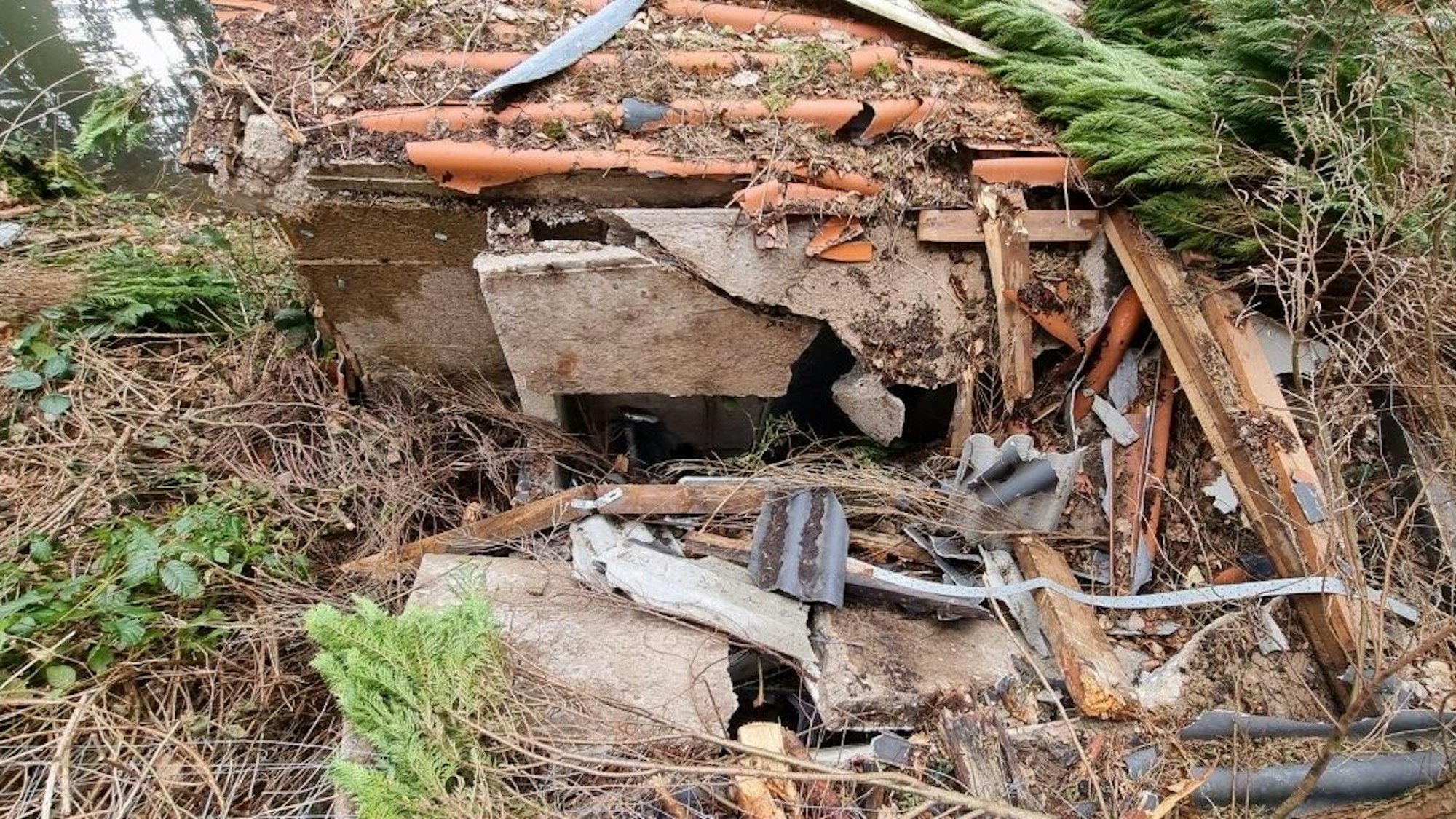 Nur noch Trümmer blieben vom Dach der Hütte übrig.
