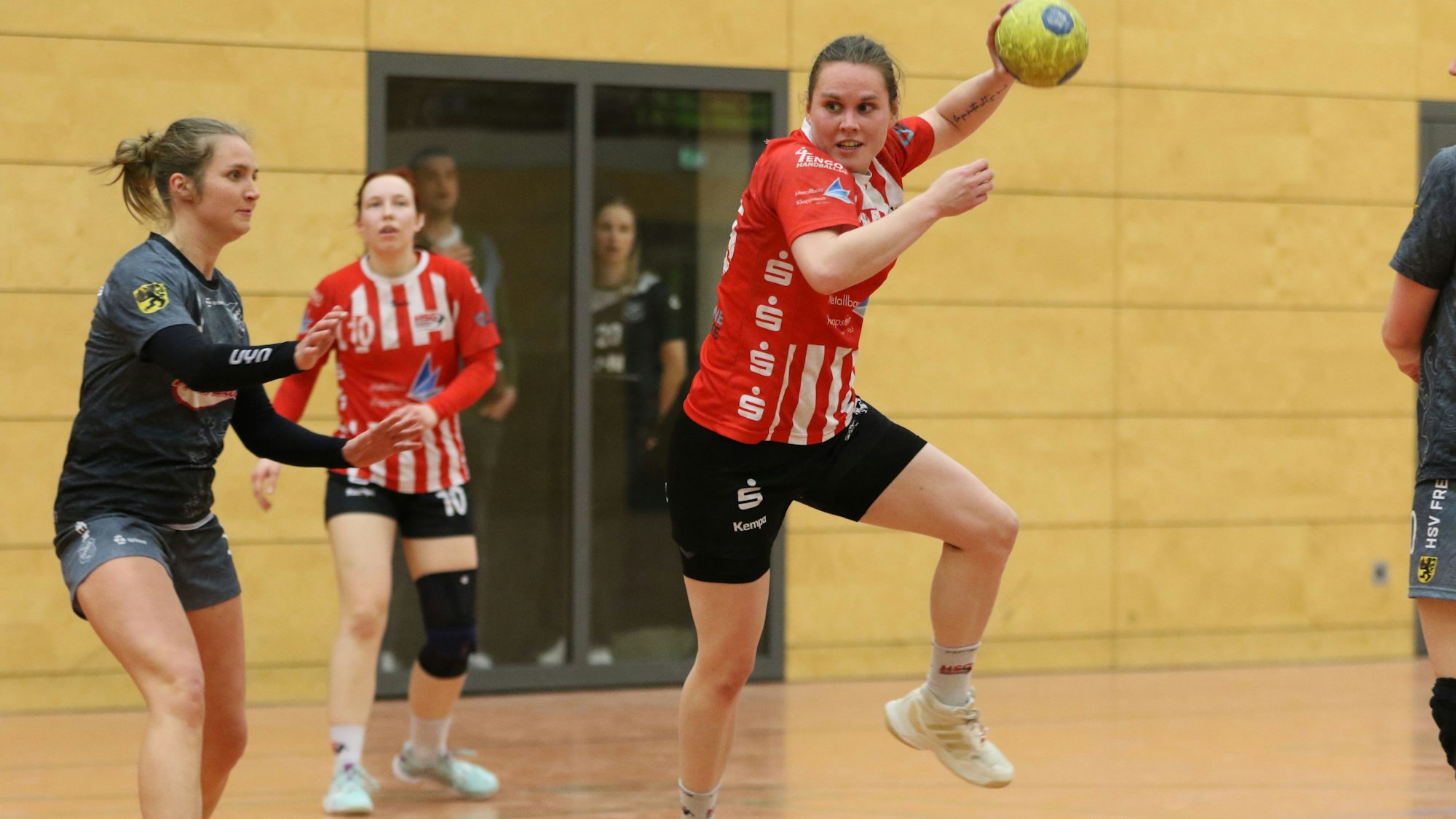 Luca Stajenda setzt zum Sprungwurf an. Die Gegenspielerin kann nicht mehr eingreifen.