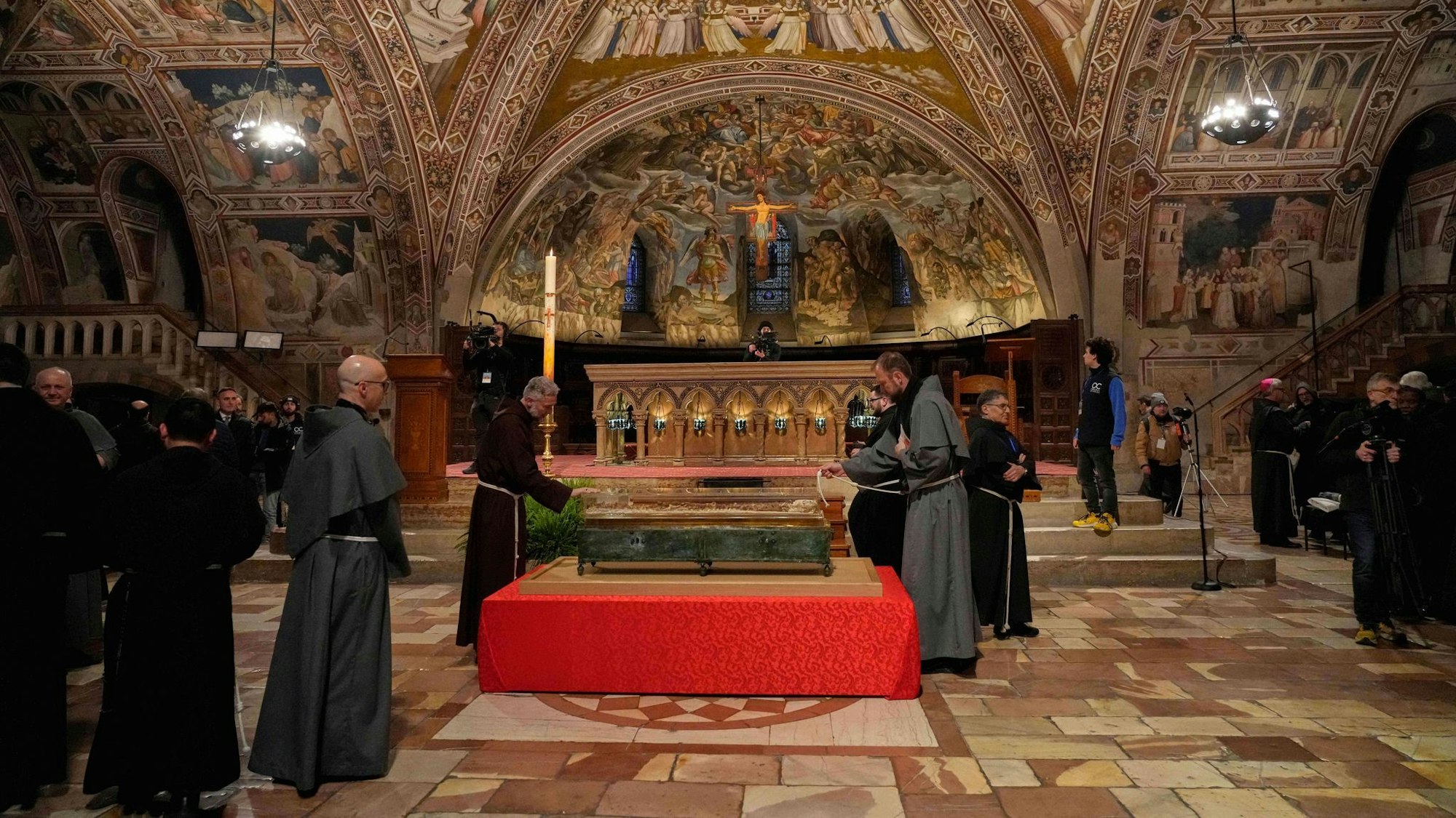 Nach fast acht Jahrhunderten sind die Gebeine des Heiligen öffentlich ausgestellt.