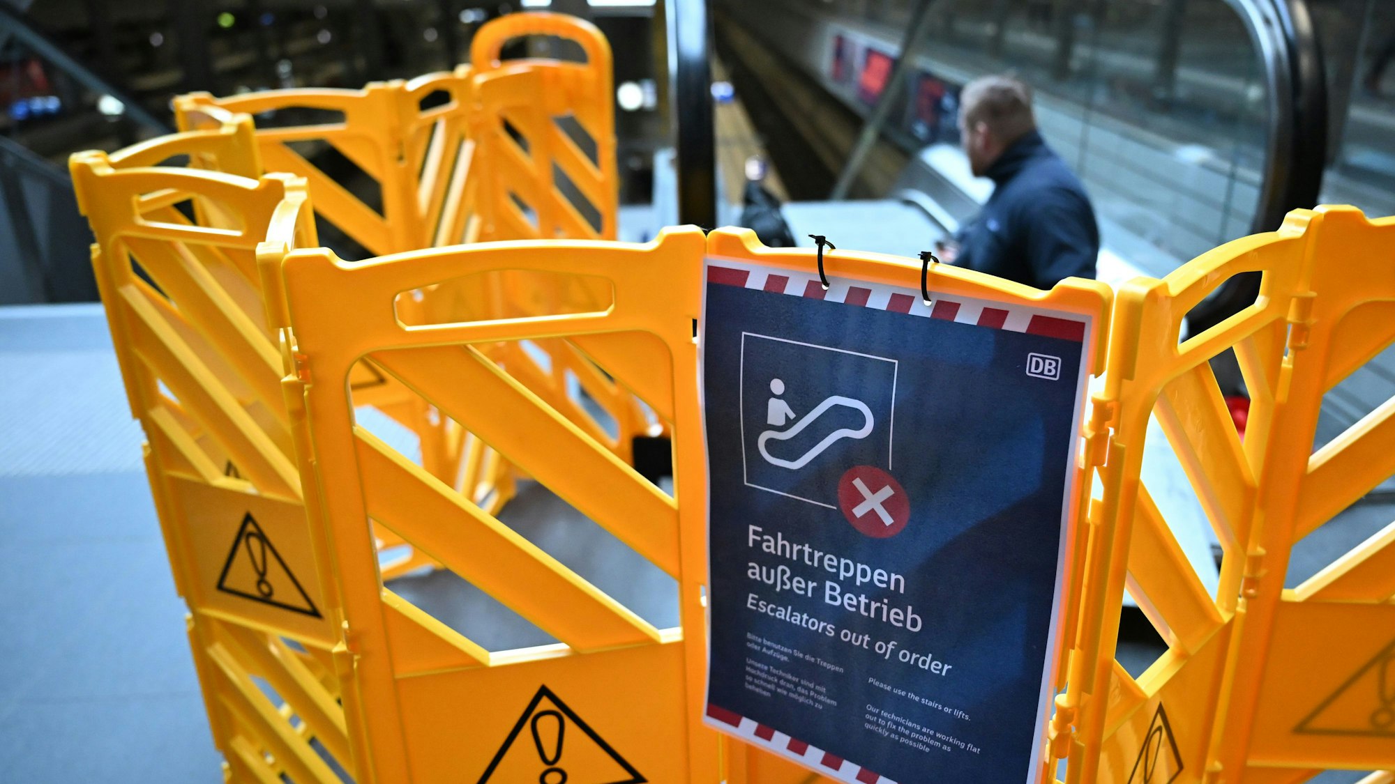 Eine abgesperrte Rolltreppe an einem Bahnhof – kein Einzelfall. Rund 130 Rolltreppen mussten vorübergehend abgestellt werden.