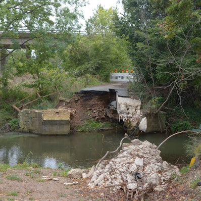 Das Foto zeigt die Reste der zerstörten Brücke.