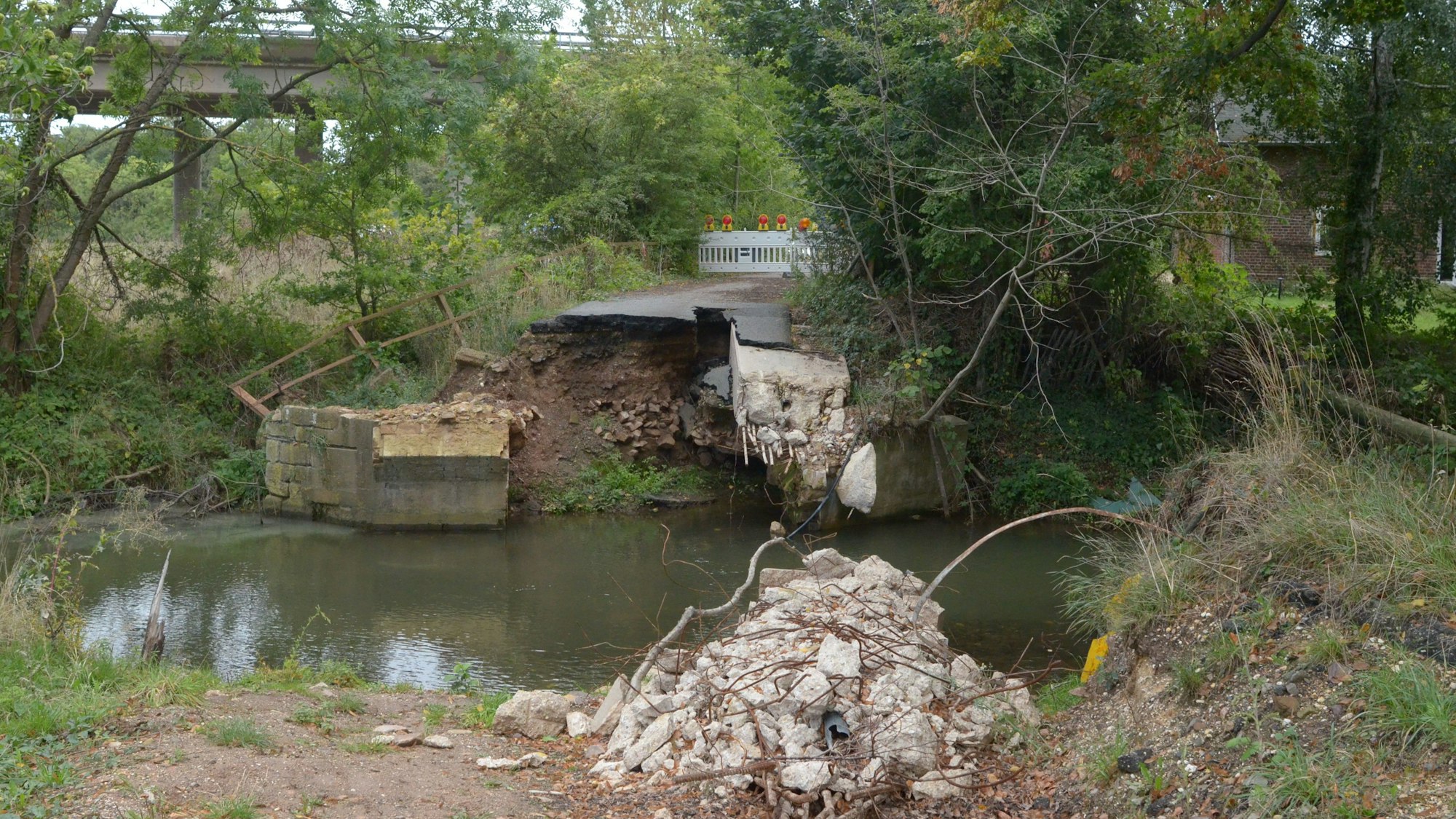 Das Foto zeigt die Reste der zerstörten Brücke.